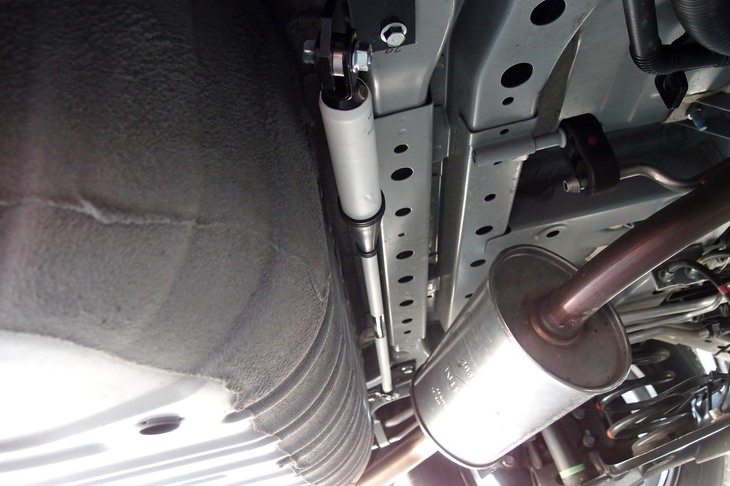 「セレナ」用パフォーマンスダンパーのリア側は写真中央の位置に装着されている（写真右側が進行方向）。ヤマハでは、計測を経て車両ごとに最も効果的な装着ポジションを割り出している。