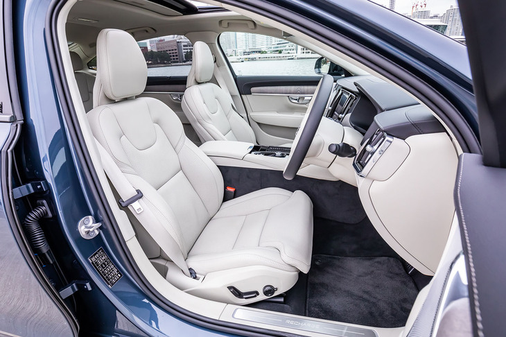 標準装備されるファインナッパレザー表皮の前席には、リラクゼーション（マッサージ）システムとヒーター／ベンチレーション機能が備わる。シート表皮色は「ブロンズ」と呼ばれるもので、「デニムブルーメタリック」の外板色を選択した場合はこのカラー設定となる。