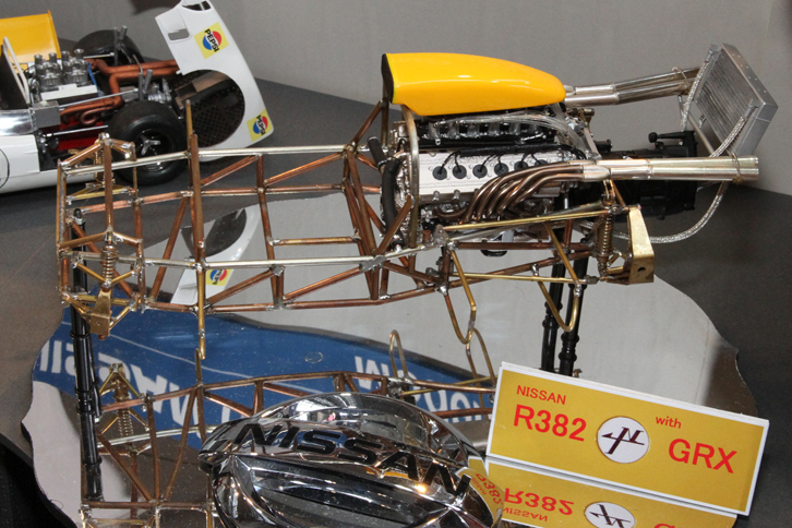 これも「日産テクノ」のメンバーの手になる、やはりスクラッチで製作途中の「日産R382」。真ちゅうパイプ製のフレームの細さが気になるが、「これが実寸を1/12に縮小した太さなんです。われわれも実車のパイプ径の細さを知って驚きました」とのこと。こんなフレームに6リッターV12エンジンを積み、30度バンクを全開で激走していた、当時のワークスドライバーの腕と度胸には今更ながら恐れ入る。