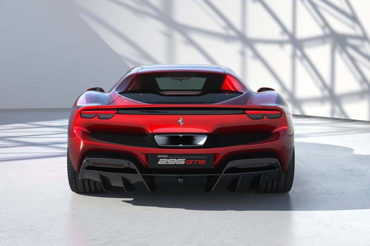 下方に大型のディフューザーが備わるリアまわり。マフラーエンドは高い位置にレイアウトされている。