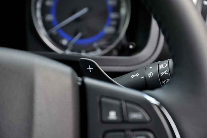 「XT」のトランスミッションはトルコン式の6段ATで、シフトパドルが標準装備となる。