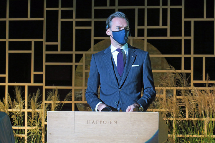 「BMWアルピナB8グランクーペ」の概要を説明する、ニコル・オートモビルズ ヴァイス・プレジデントのミヒャエル・ヴィット氏。同車のキャッチコピーは“SHARPENS ALL YOUR SENSES”。日本語訳すると「あなたの五感を揺さぶる存在」とのことだ。