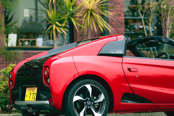 ファストバック風になだらかな曲線を描くリアビュー。