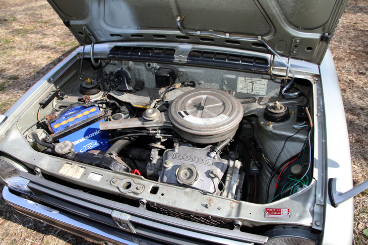 ファミリー向けのおとなしい軽乗用車だった「ライフ」だが、ボンネットの下には新機軸が詰め込まれていた。静粛性と排ガス対策を見据えて水冷化された並列2気筒SOHCエンジンは、カム駆動に日本で初めてコッグドベルトを採用し、さらに一次振動を打ち消すバランサーを導入。駆動方式は「N360」以来のFFだが、これまた日本初となるジアコーザ式を採り入れていた。