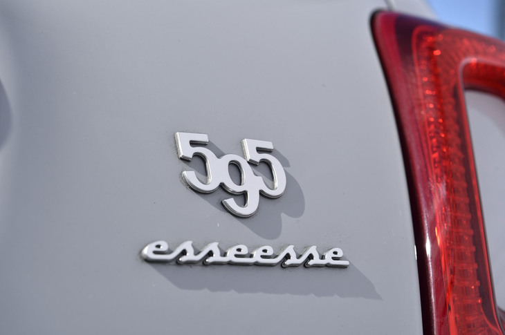 リアゲートに備わる「595 esseesse」のエンブレム。初代モデルのロゴデザインをモチーフに、現代流のアレンジが加えられている。