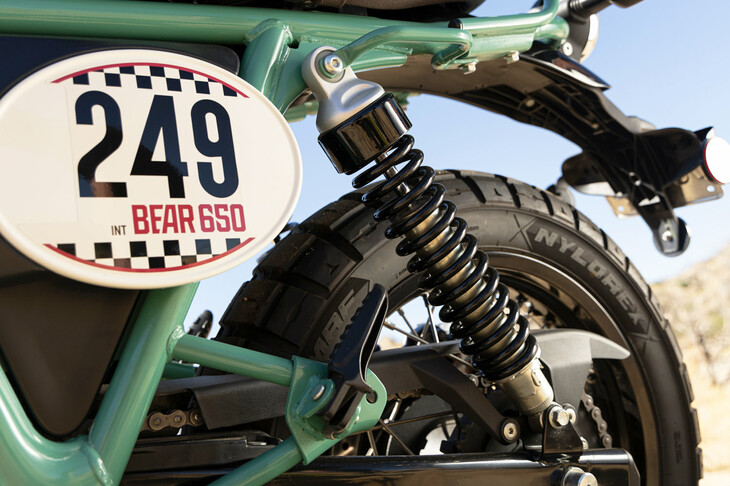 リアサスペンションには、ショーワ製のツインチューブRSUを採用。こちらのホイールトラベルは115mmである。