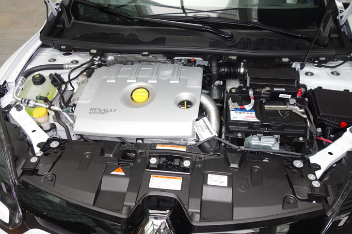 ギュウギュウにエンジンが詰まった「メガーヌR.S. 273トロフィーS」のエンジンルーム。