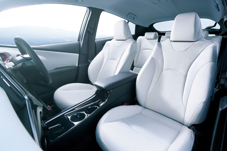 「プリウスAプレミアム“ツーリングセレクション”20thアニバーサリーリミテッド」は、シート表皮にホワイトのプレミアムナッパ本革を採用する。
