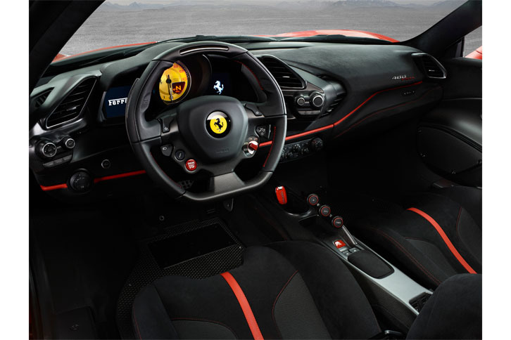 レッドの差し色やイエローのタコメーターが目を引く「488ピスタ」のインテリア。