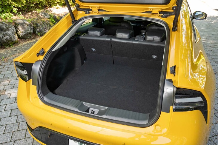 荷室の容量は345リッター。ハイブリッドの「プリウス」よりも床面が高くなっている。