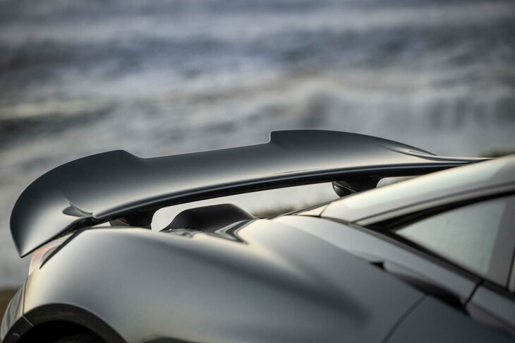 カーボン製のアクティブリアウイングは、リアのダウンフォースを増大させ、制動時の安定性を高める。収納状態からフル展開までに要する時間は0.5秒以下という。