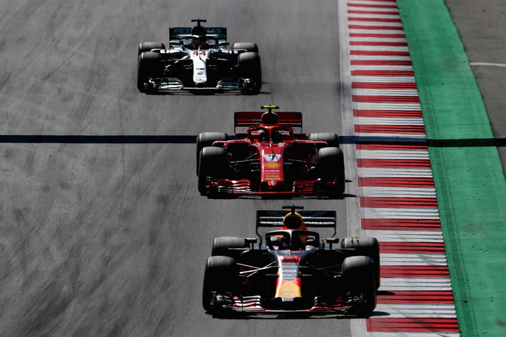 決勝日が29回目の誕生日と重なったレッドブルのダニエル・リカルド（写真前）。ジェームズ・ハント（1976年）、ジャン・アレジ（1995年）に次ぐバースデー・ウィナーを目指したが、そうはならなかった。7番グリッドから2位まで上がったものの、タイヤのブリスター（火ぶくれ）に見舞われ緊急ピットイン。さらにメカニカルトラブルに襲われリタイア。優勝という最良のバースデープレゼントを手にすることはできなかった。（Photo=Red Bull Racing）