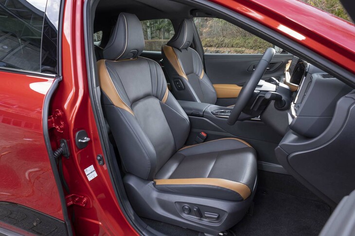 前席はヒーターとベンチレーション機能付き。本革のシート表皮はさらりとした触感だ。