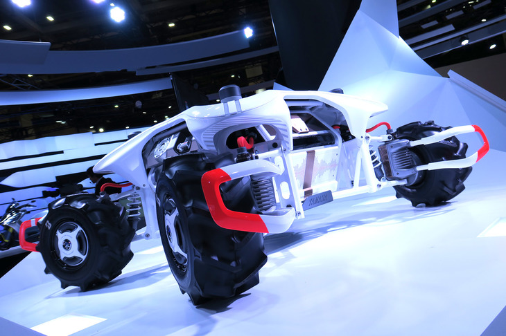 自律ソリューションビークル「ヤマハ・ランド リンク コンセプト」。AI画像認識により自ら走路を判断。行く先を阻む障害物を検知し、自ら避けて走行するという。