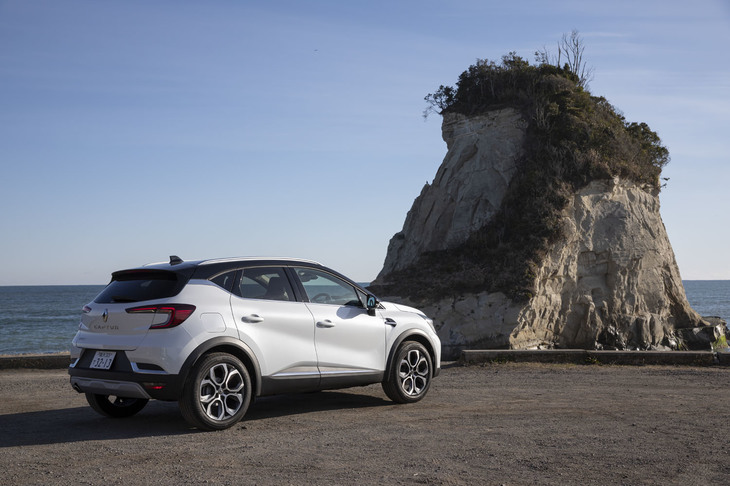 2021年2月25日に発売されたルノーのコンパクトSUV「キャプチャー」。今回の試乗車は充実した装備が自慢の上級グレード「インテンス テックパック」で、車両本体価格は319万円。