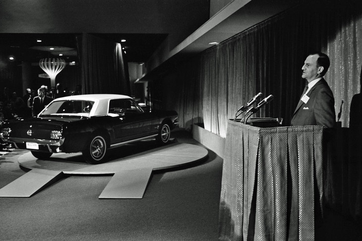 「マスタング」の発表会において、商品説明を行うリー・アイアコッカ。フォード部門の実質的なトップにあたり、マスタングの商品企画や営業面を統括した。