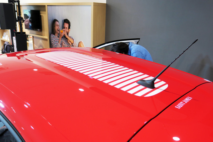 ルーフには、セントジェームスの象徴ともなっているボーダーがあしらわれている。