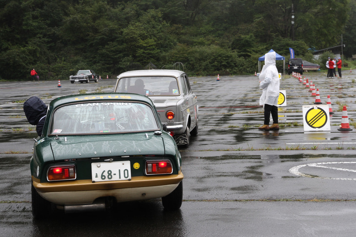 PC競技のスタートを待つ車両。同競技はコード状の計測センサーをタイヤで踏むことから俗に“線踏み”と呼ばれるが、1970年「ロータス・エラン スプリント」のコドライバーは、早くも身を乗り出して“線”をチェックしている。