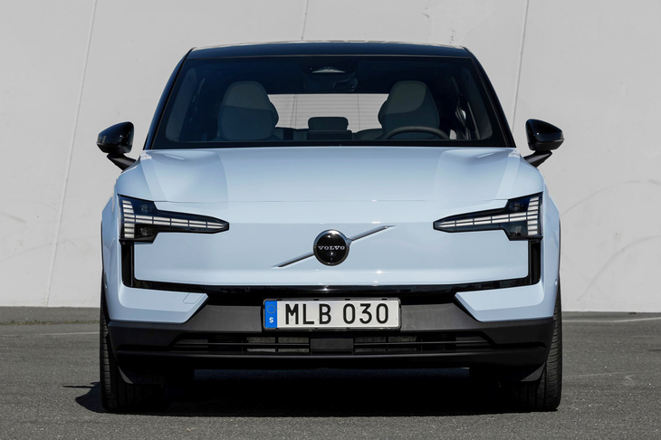 「ボルボEX30」のフロントマスク。フロントグリルはなく、特徴的なTの字（Yの字？）のヘッドランプと、黒い“くま取り”で個性を出している。