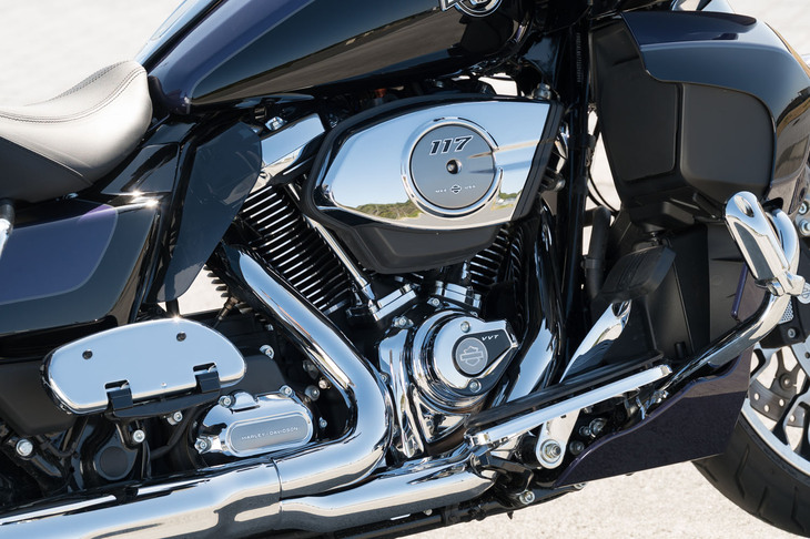 新たに採用された「ミルウォーキーエイトVVT 117」エンジン。“VVT”とあるとおり可変バルブ機構を備えている点が特徴で、さらに新設計の吸気系と改良型のシリンダーヘッド冷却システム、パフォーマンスエキゾーストシステムの採用により、パワーおよびトルク特性が改善されている。