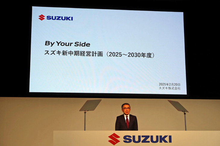 「新中期経営計画」の詳しい内容について話す、スズキの鈴木俊宏 代表取締役社長。この日は質疑応答までを含めた90分間、社長が一人で説明にあたった。