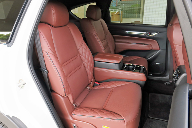 マツダCX-8 XDエクスクルーシブモード（2列目シート）