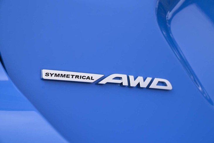 「ツーリング」「リミテッド」ともに、FF車とAWD車との価格差は22万円。この金額と、ハンドリングおよび走行安定性、悪路走破性を考慮したうえでベストバイを考える必要がある。