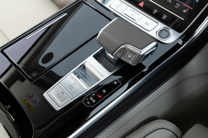 インテリアには3つのウッドパネルを含め5種類の装飾を用意。オプションで「Audiデザインセレクション パステルシルバー」「Sラインインテリアプラスパッケージ」を選択すると「ピアノブラック」となる。