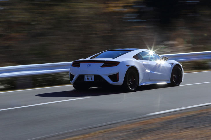 最新の「NSX」は、外乱の影響を受けることなく一体感が得られる直線加速と、より自在なトラクション性能を感じられる旋回加速を手に入れた。