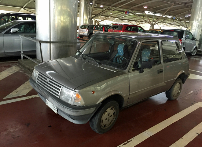 「インノチェンティ・ミニ」。製造終了から23年以上たった今でも、時折サンダル代わりに使われているのを目撃する。シエナの生協にて。