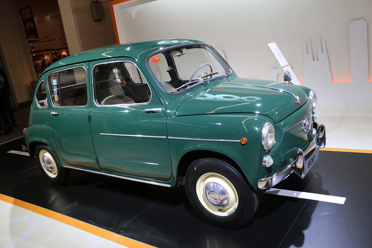 イタリアにはないこんなモデルも。「セアト600」を4ドア化した「800」。1963年から1968年まで販売された。