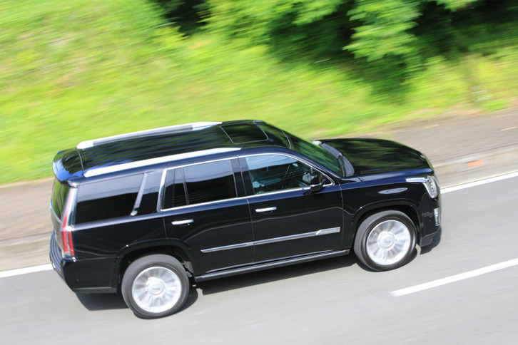 ボディーカラーは「クリスタルホワイトトゥリコート」と、テスト車に採用されていた「セーブルブラック」のみ。前者は12万9000円の有償オプションとなる。