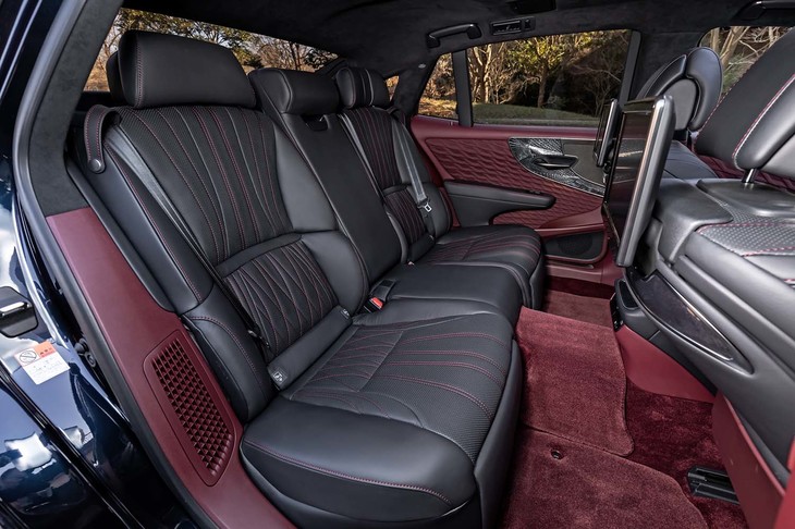 後席には22カ所の調整機能が備わる。シートポジションの設定は、センターアームレスト内にあるタッチパネルで簡単に行うことができる。