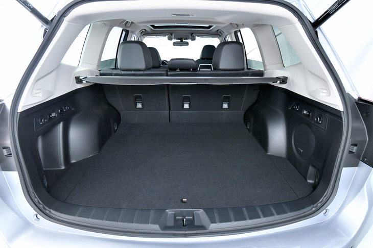 荷室の仕様は以下の通り。
	・フロア高さ：884mm（0）
	・フロア幅：1100mm（＋27mm）
	・フロア長：908mm（＋35mm）
	・開口部最大幅：1300mm（＋134mm）
	・荷室容量：520リッター（＋15リッター）
	※カッコ内は従来モデルとの比較。
	広さだけでなく、キズ耐性を高めるために内張りをバンパーと同じ素材とするなど、実用性を高める工夫も凝らされている。