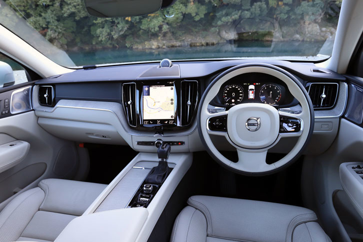 試乗車「XC60 T5 AWDインスクリプション」のインテリアは、ブラックとブロンドのツートンカラーで仕立てられていた。