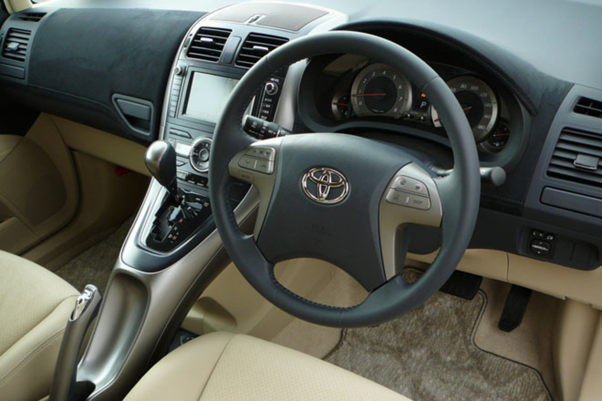 第301回 トヨタ ブレイド試乗 コンパクトカーの壁 は突破できるか 小沢コージの勢いまかせ Webcg