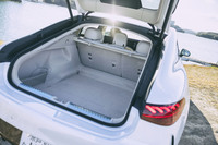 荷室は「EQS 450＋」の場合で620リッターから1700リッターと、大型のステーションワゴンに匹敵する容量。開口部も広く、使い勝手にも優れる。