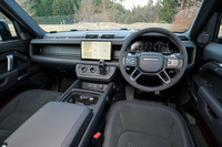 本格クロスカントリーではあるものの、インテリアはモダンな仕立て。華美ではないのに上品な仕上がりにブランドの思想を感じる。