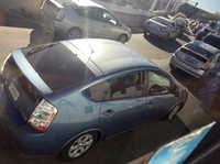 ロサンゼルス空港で。何気なくシャッターを切るだけで、何台もの「プリウス」が写り込む。