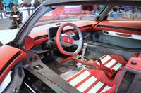 「ベルトーネ・ラナバウト」のインテリア。メカニズムを露出させた6段MTのシフトレバーにも注目。