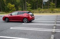 「プロパイロット パーキング」を試す。動作はゆっくりだが、テスト当日は一度の失敗もなく駐車できた。ただ、車輪止めにドスン！ と当たるのは何度試しても同じだった。