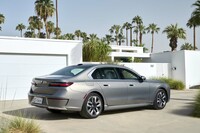 フロントに比べるとサイドビューは保守的なデザインだ。全高は先代モデルよりも60mm拡大している。