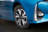 試乗車のタイヤは「ブリヂストン・エコピアEP150」。安全性能や操縦性能を維持しつつ、転がり抵抗の軽減を追及したというエコタイヤだ。