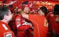 2000年から5連覇を達成し、フェラーリ黄金期を築き上げた立役者のひとりであるミハエル・シューマッハー（写真中央）。アイルトン・セナ亡き後、1994年からベネトンで2年連続チャンピオンになると、フェラーリに移籍。ジャン・トッド監督（同左）らとともに不調にあえぐチームの復興に尽力した。2006年限りで一度引退するも、2010年にメルセデスでカムバック。「ドイツメーカーを率いるドイツ人チャンピオン」というマーケティング的要素の強い復帰だったが、シルバーアローでは往時の輝きはうせ、2012年に正式な引退となった。（写真：Ferrari） 