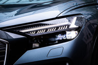 どの部分を光らせるかを、4通りから任意に選ぶことができるデジタルデイタイムランニングライトを搭載。設定はコックピットの「MMIタッチディスプレイ」を通じて簡単に行える。