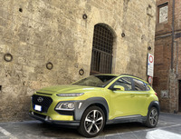 「ヒョンデ・コナ」。シエナ旧市街で2021年夏に撮影。