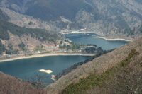 奥多摩周遊道路の月夜見第一駐車場より見る、奥多摩湖＆小河内ダム。ダムの側はそれほどでもないが、川上のほうはそこいらじゅうで湖底が見えており、普段の様子を知る身としてはちょっと驚いた。