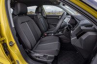 ベースの「35 TFSIアドバンスト」と同じ「デビュークロス」という表皮デザインのシートが装着された「ファーストエディション」。各種調整は手動で行う。