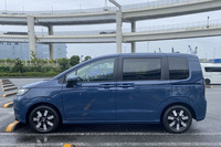 シンプル＆クリーンなデザインとされた「フリード エアー」のボディーサイズは全長×全幅×全高＝4310×1695×1755mm、ホイールベース＝2740mm。従来型比で全長が45mm延びている。