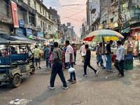 ここはバックパッカーの聖地、ニューデリー駅西口パハールガンジのメインバザール。終戦直後のアメ横はこんな感じだったのだろうか。